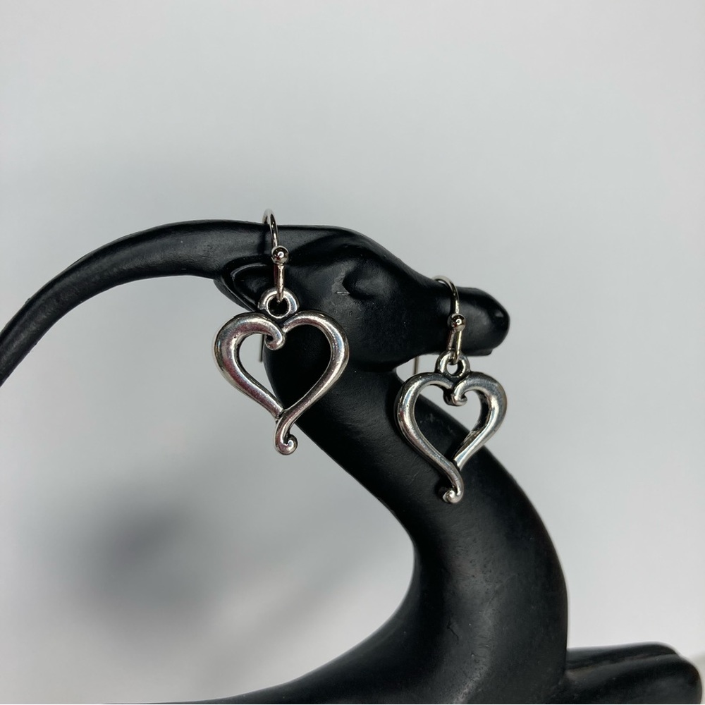 💰 𝕊 𝕠 𝕝 𝕕 💰 Antique Silver Heart Drop Earrings - Picture 5 of 12